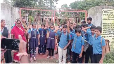 शिक्षिका नौ सालों से अनुपस्थित, पालकों और छात्रों ने स्कूल पर जड़ा ताला शिक्षिका नौ सालों से अनुपस्थित, पालकों और छात्रों ने स्कूल पर जड़ा ताला