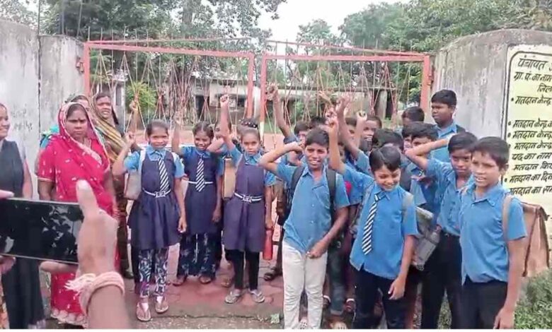 शिक्षिका नौ सालों से अनुपस्थित, पालकों और छात्रों ने स्कूल पर जड़ा ताला शिक्षिका नौ सालों से अनुपस्थित, पालकों और छात्रों ने स्कूल पर जड़ा ताला