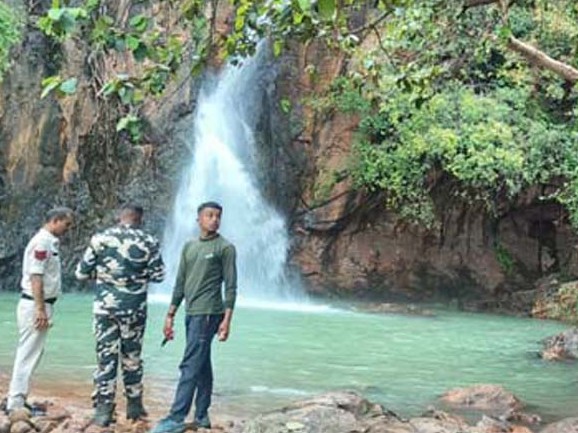 परसदा वॉटरफॉल में पुलिस का पहरा परसदा वॉटरफॉल में पुलिस का पहरा