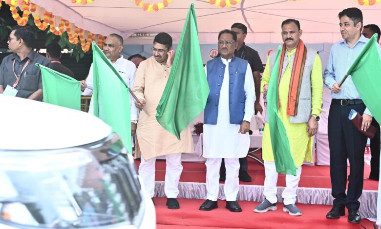 सीएम ने मैदानी स्वास्थ्य अमले के लिए 151 नए वाहनों को दिखाई हरी झंडी सीएम ने मैदानी स्वास्थ्य अमले के लिए 151 नए वाहनों को दिखाई हरी झंडी