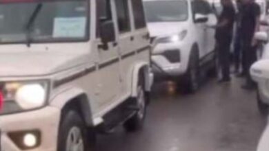 नगरवासियो ने मंत्री, विधायक और प्रशासनिक अधिकारियो का काफिला रोका