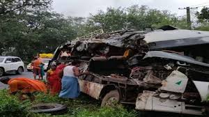 गैस सिलिंडर से भरे ट्रक से टकराई बस, 18 कावड़ियों की मौत गैस सिलिंडर से भरे ट्रक से टकराई बस, 18 कावड़ियों की मौत
