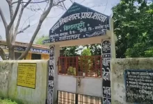 पेड़ के नीचे पढ़ रहे हैं स्कूली बच्चे, पलकों ने स्कूल में लगाया ताला