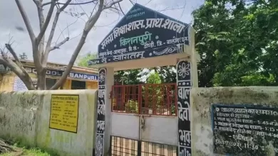 पेड़ के नीचे पढ़ रहे हैं स्कूली बच्चे, पलकों ने स्कूल में लगाया ताला