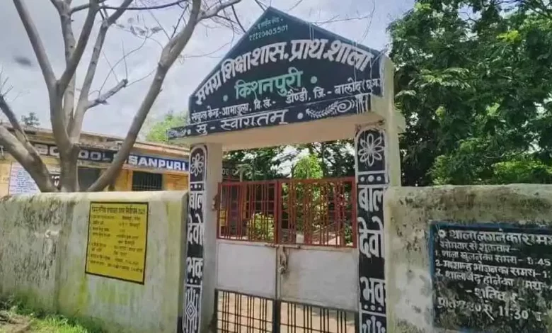 पेड़ के नीचे पढ़ रहे हैं स्कूली बच्चे, पलकों ने स्कूल में लगाया ताला पेड़ के नीचे पढ़ रहे हैं स्कूली बच्चे, पलकों ने स्कूल में लगाया ताला