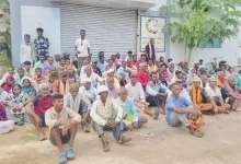 खाद की कमी, किसानों ने समिति में तालाकर दे रहे धरना