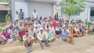 खाद की कमी, किसानों ने समिति में तालाकर दे रहे धरना