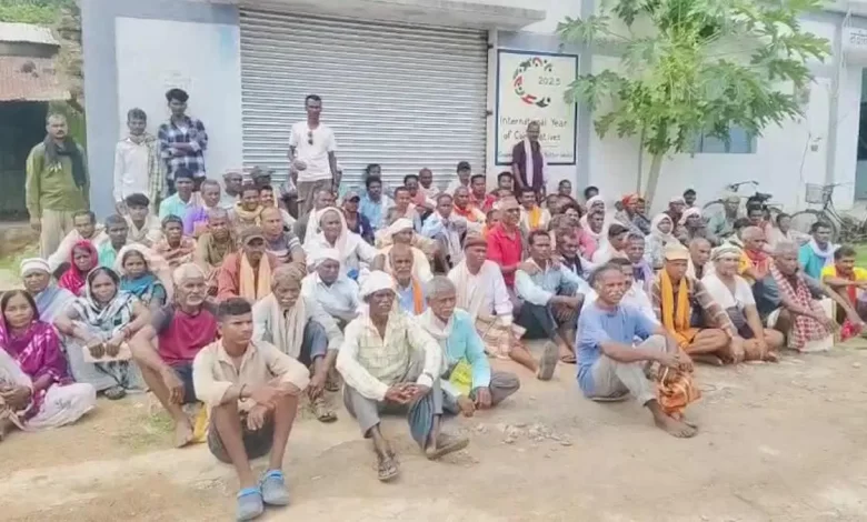 खाद की कमी, किसानों ने समिति में तालाकर दे रहे धरना खाद की कमी, किसानों ने समिति में तालाकर दे रहे धरना