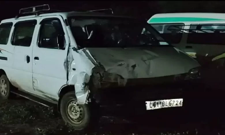 बेकाबू वैन ने 6 लोगों को कुचला, ड्राइवर मौके से फरार बेकाबू वैन ने 6 लोगों को कुचला, ड्राइवर मौके से फरार