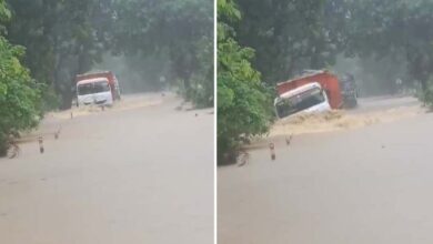 कोयला लदा ट्रक बहा, ड्राइवर को जेसीबी की मदद से बचाया
