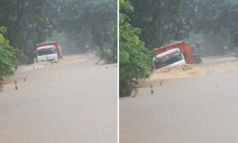 कोयला लदा ट्रक बहा, ड्राइवर को जेसीबी की मदद से बचाया कोयला लदा ट्रक बहा, ड्राइवर को जेसीबी की मदद से बचाया