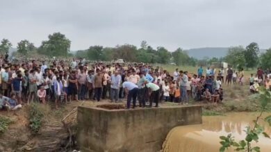 स्टॉप डैम पर बने नाले पर खड़ा बुजुर्ग मुरुम में दबा, बचाओ अभियान जारी