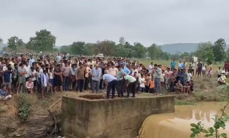 स्टॉप डैम पर बने नाले पर खड़ा बुजुर्ग मुरुम में दबा, बचाओ अभियान जारी स्टॉप डैम पर बने नाले पर खड़ा बुजुर्ग मुरुम में दबा, बचाओ अभियान जारी