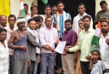 खाद-बीज के लिए कांग्रेस ने प्रदर्शन कर एसडीएम को सौंपा ज्ञापन