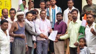 खाद-बीज के लिए कांग्रेस ने प्रदर्शन कर एसडीएम को सौंपा ज्ञापन
