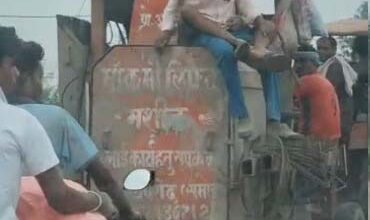 जान जोखिम में डाल, श्रमिक मिक्सर पर कर रहे सफर