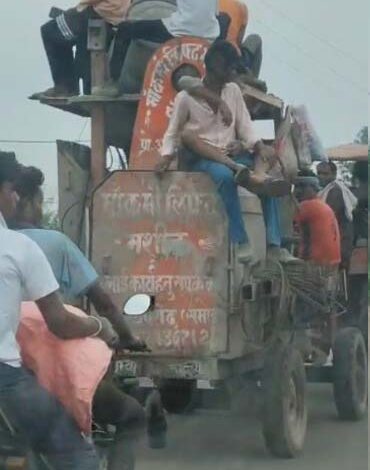 जान जोखिम में डाल, श्रमिक मिक्सर पर कर रहे सफर जान जोखिम में डाल, श्रमिक मिक्सर पर कर रहे सफर