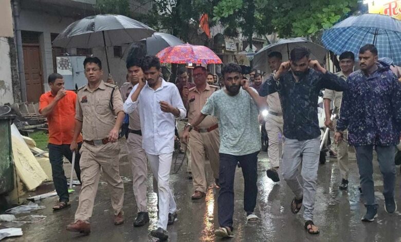 मोहर्रम के दौरान मंदिर के ऊपर नाचने वाले दो गिरफ्तार, निकाला जुलूस मोहर्रम के दौरान मंदिर के ऊपर नाचने वाले दो गिरफ्तार, निकाला जुलूस