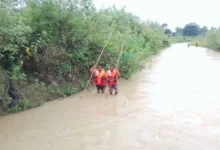 नाला पार करते महिला के हाथ से फिसलकर बच्ची बही