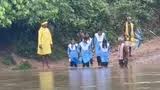 स्कूल जाने के दौरान नाले में बही बहन अब स्कूली छात्रों का उठाया बीड़ा स्कूल जाने के दौरान नाले में बही बहन अब स्कूली छात्रों का उठाया बीड़ा