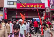 हिंदू रक्षा दल ने केएफसी और नजीर रेस्टोरेंट के सामने किया प्रदर्शन