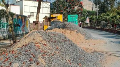 सड़क पर निर्माण सामग्री, होगी कार्रवाई