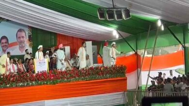 सभा के बीच नारे लगाने पर एनएसयूआई कार्यकर्ताओं पर भड़के खरगे, बोले चुप बैठो