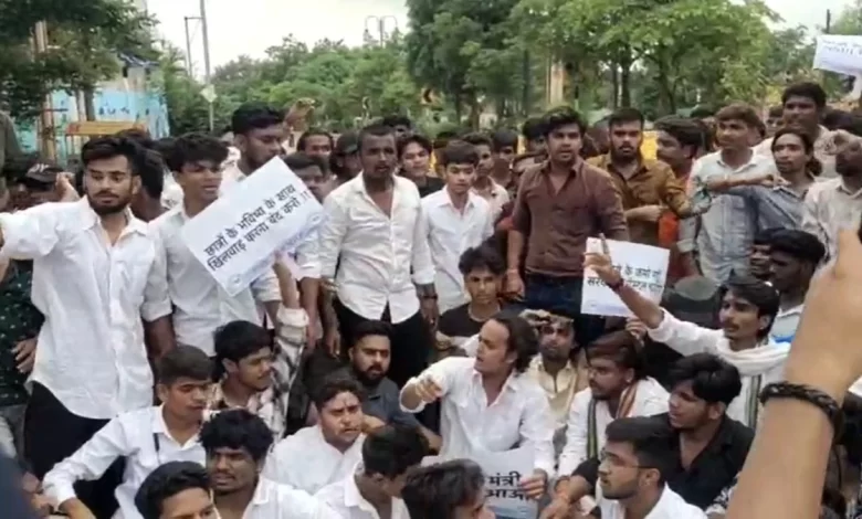 स्वस्थ्य मंत्री के निवास का घेराव, एनएसयूआई कार्यकर्ताओं पर एफआईआर स्वस्थ्य मंत्री के निवास का घेराव, एनएसयूआई कार्यकर्ताओं पर एफआईआर