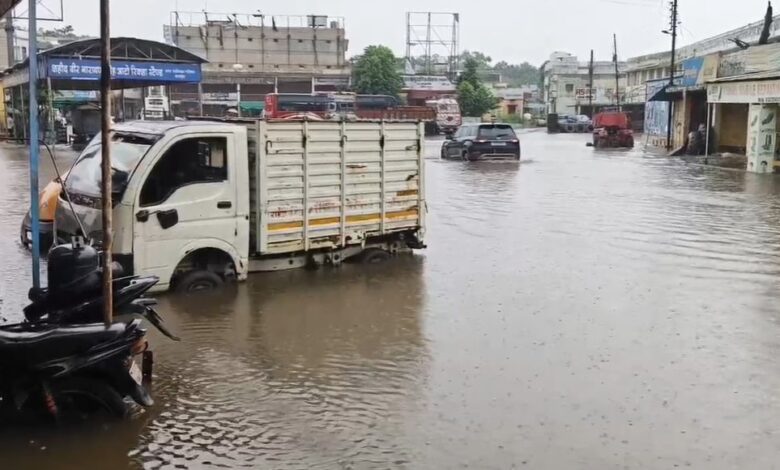 बारिश से जनजीवन अस्त व्यस्त, कई जगह भरा पानी बारिश से जनजीवन अस्त व्यस्त, कई जगह भरा पानी