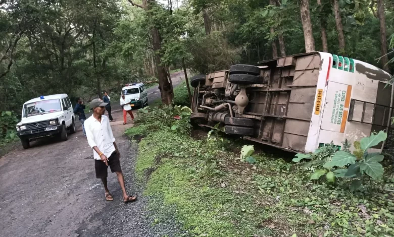 रिजर्व फारेस्ट में हादसा, दर्जन भर से ज्यादा लोग घायल रिजर्व फारेस्ट में हादसा, दर्जन भर से ज्यादा लोग घायल