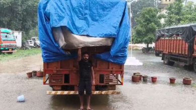 ट्रक से सौ बोरी पान मसाला और बीस बोरी च्युइंग तंबाकू जब्त