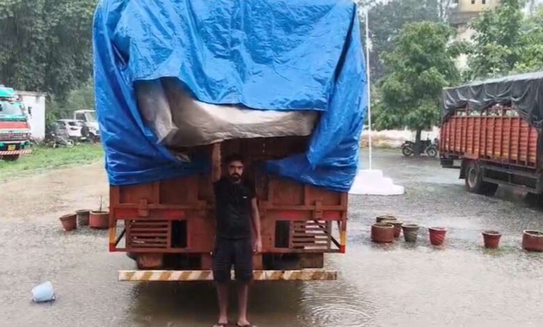 ट्रक से सौ बोरी पान मसाला और बीस बोरी च्युइंग तंबाकू जब्त ट्रक से सौ बोरी पान मसाला और बीस बोरी च्युइंग तंबाकू जब्त