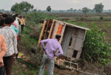 मोड़ पर तेज रफ़्तार मालवाहक पलटी, 24 मजदूर घायल