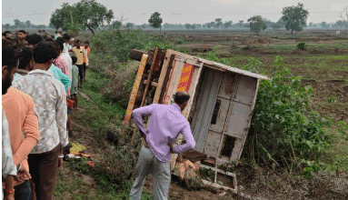 मोड़ पर तेज रफ़्तार मालवाहक पलटी, 24 मजदूर घायल