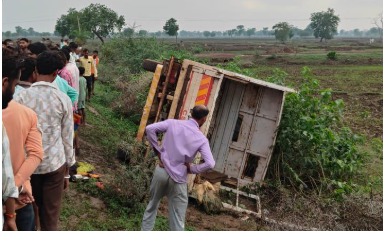 मोड़ पर तेज रफ़्तार मालवाहक पलटी, 24 मजदूर घायल मोड़ पर तेज रफ़्तार मालवाहक पलटी, 24 मजदूर घायल