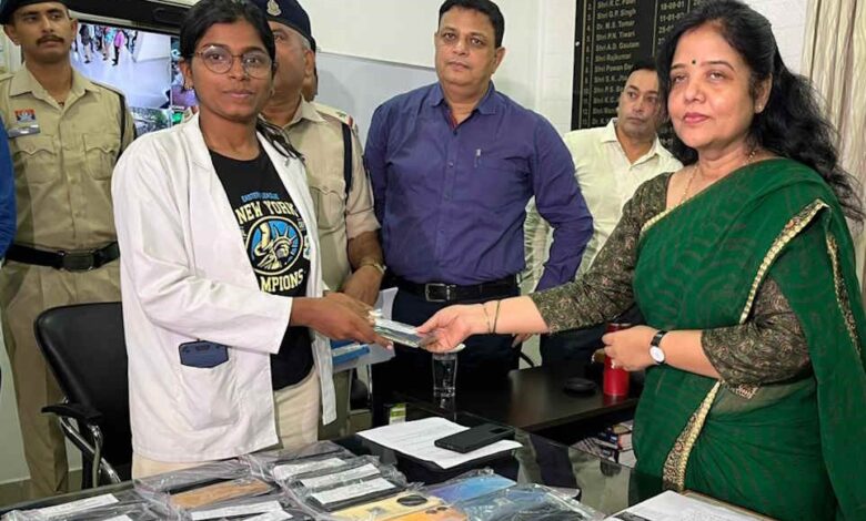 जीआरपी ने ढूंढ कर लौंटाएं चोरी या गुम हुए मोबाइल, 75 परिवारों के चेहरे पर लौटी खुशियां जीआरपी ने ढूंढ कर लौंटाएं चोरी या गुम हुए मोबाइल, 75 परिवारों के चेहरे पर लौटी खुशियां