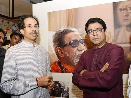 भाषा ने ठाकरे बंधुओं को लाया एक मंच पर, बीस साल बाद आए साथ भाषा ने ठाकरे बंधुओं को लाया एक मंच पर, बीस साल बाद आए साथ