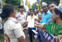 आप पार्टी ने स्कूलों के युक्तियुक्तकरण के विरोध में कलेक्टर को सौंपा ज्ञापन
