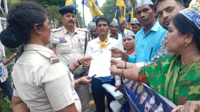 आप पार्टी ने स्कूलों के युक्तियुक्तकरण के विरोध में कलेक्टर को सौंपा ज्ञापन