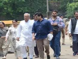 चैतन्य को बेवजह फसाया जा रहा, सपरिवार मिलने पहुंचे बघेल