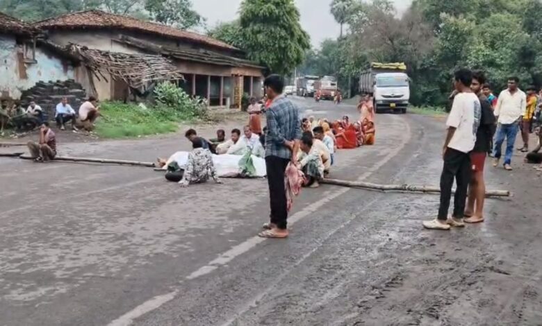 युवक की मौत से आक्रोशित ग्रामीणों ने किया चक्काजाम युवक की मौत से आक्रोशित ग्रामीणों ने किया चक्काजाम