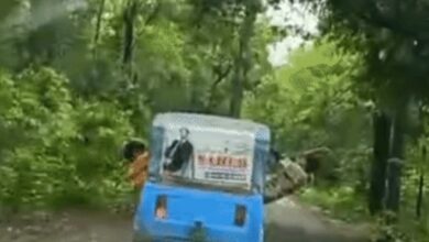 कॉफी प्वाइंट मार्ग पर 2 लड़कों ने चलती ऑटो में किया स्टंट