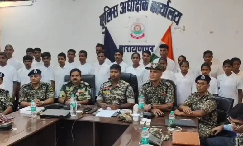 22 नक्सलियों ने किया आत्मसमर्पण, 8 महिला भी शामिल 22 नक्सलियों ने किया आत्मसमर्पण, 8 महिला भी शामिल