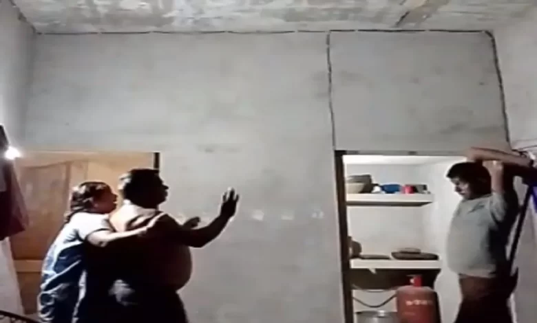 जमीन किसी और को बेचने से नाराज व्यक्ति ने किया महिला पर जानलेवा हमला जमीन किसी और को बेचने से नाराज व्यक्ति ने किया महिला पर जानलेवा हमला