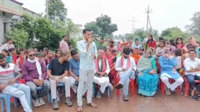 शिक्षिका को हटाने की मांग ग्रामीणों ने किया चक्काजाम