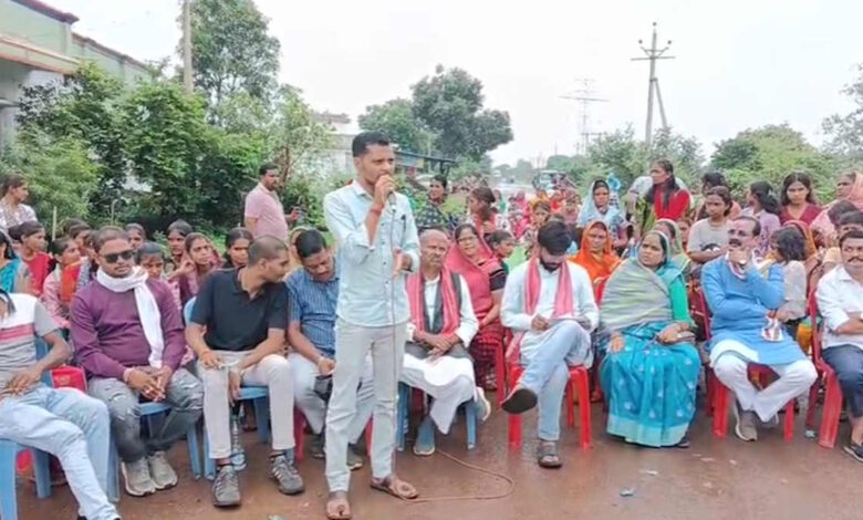 शिक्षिका को हटाने की मांग ग्रामीणों ने किया चक्काजाम शिक्षिका को हटाने की मांग ग्रामीणों ने किया चक्काजाम