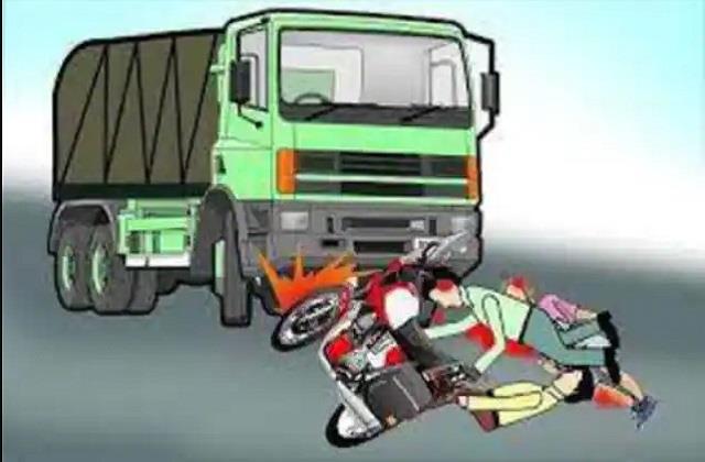 तेज रफ़्तार ट्रेलर ने बाइक को ठोका, एक मृत तीन गंभीर तेज रफ़्तार ट्रेलर ने बाइक को ठोका, एक मृत तीन गंभीर