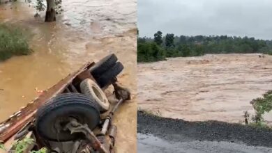 पुल को पार करते नदी में ट्रक पलटा