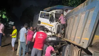 रेत से भरी दो हाइवा आपस में टकराइ, एक की मौत रेत से भरी दो हाइवा आपस में टकराइ, एक की मौत