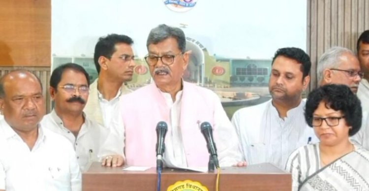 चैतन्य की गिरफ्तारी की विधानसभा में गूंज, कांग्रेस ने किया कार्रवाई का बहिष्कार चैतन्य की गिरफ्तारी की विधानसभा में गूंज, कांग्रेस ने किया कार्रवाई का बहिष्कार